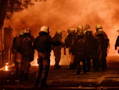 Μολότοφ τα ξημερώματα στο Πολυτεχνείο - 4 προσαγωγές